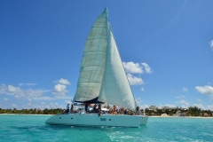 Sail by catamaran to Isla Mujeres - Plus Option